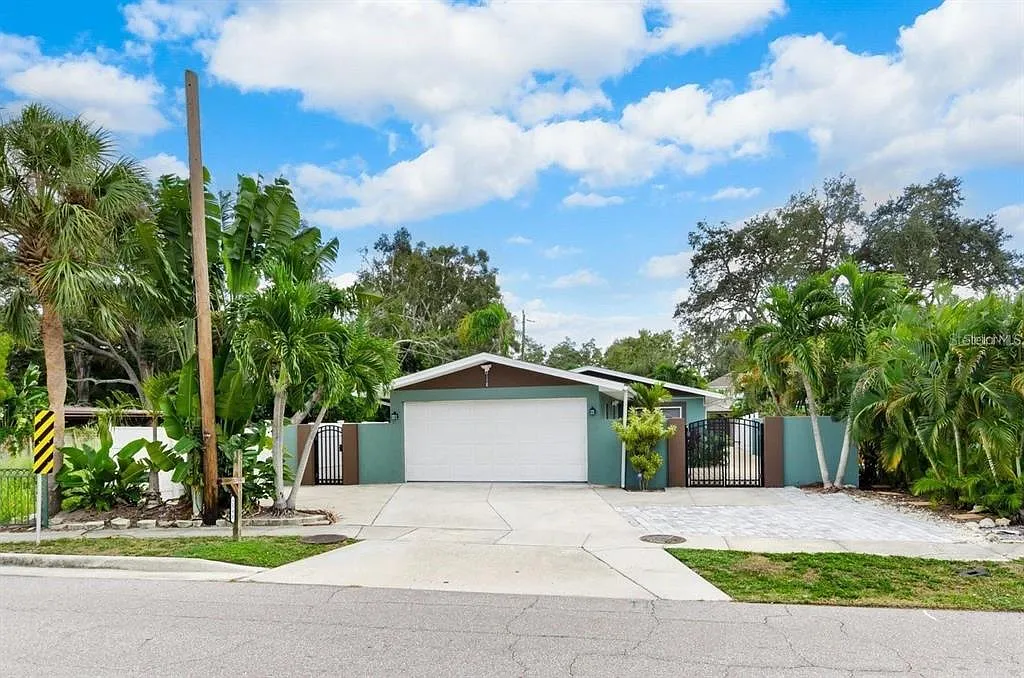 3 bed, 2.0 bath, 1256 sqft, $3,250 — Photo 2