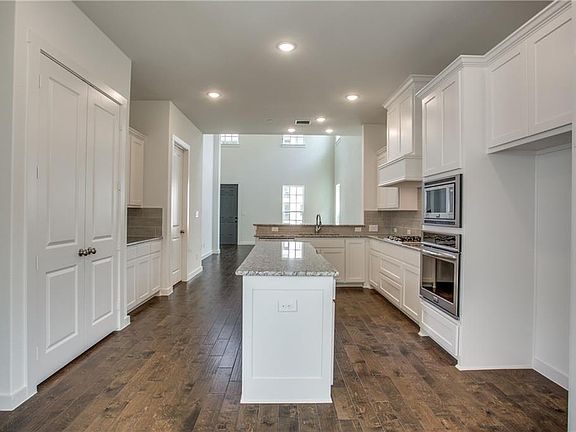 5th image of 1012 Marian Dr
