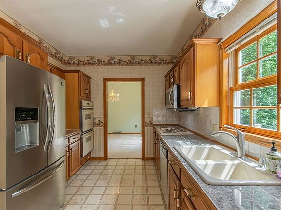 4th image of 20 Nolan Ln