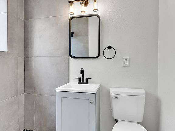 5th image of 1732 Paris St