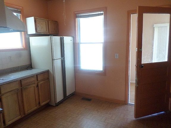 3rd image of 2724 N Mont Clare Ave
