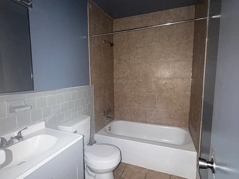 5226 Castlewood Rd #D — Photo 6