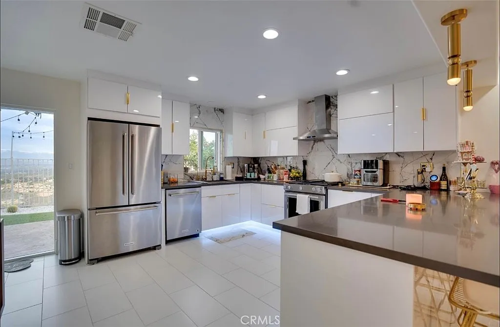 3 bed, 2.5 bath, 1750 sqft, $3,900 — Photo 2
