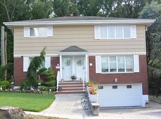 574 Carpenter Pl, Ridgefield, NJ 07657