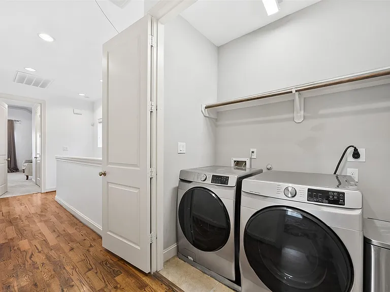 8758 Kempwood Dr — Photo 21