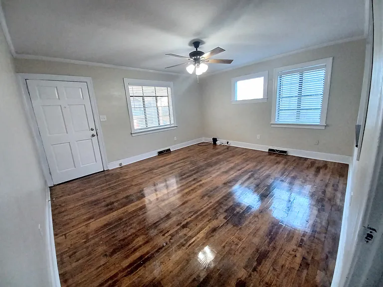 306 Maplewood Ave NE #A — Photo 3