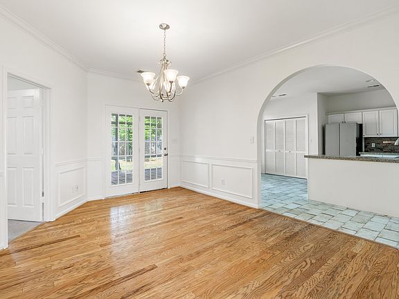 4th image of 221 Lenox Ln