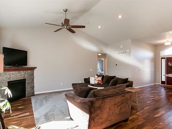 3rd image of 279 W Goldfinch Dr