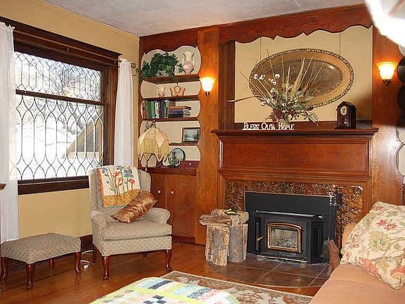 Fireplace w/original Woodwor