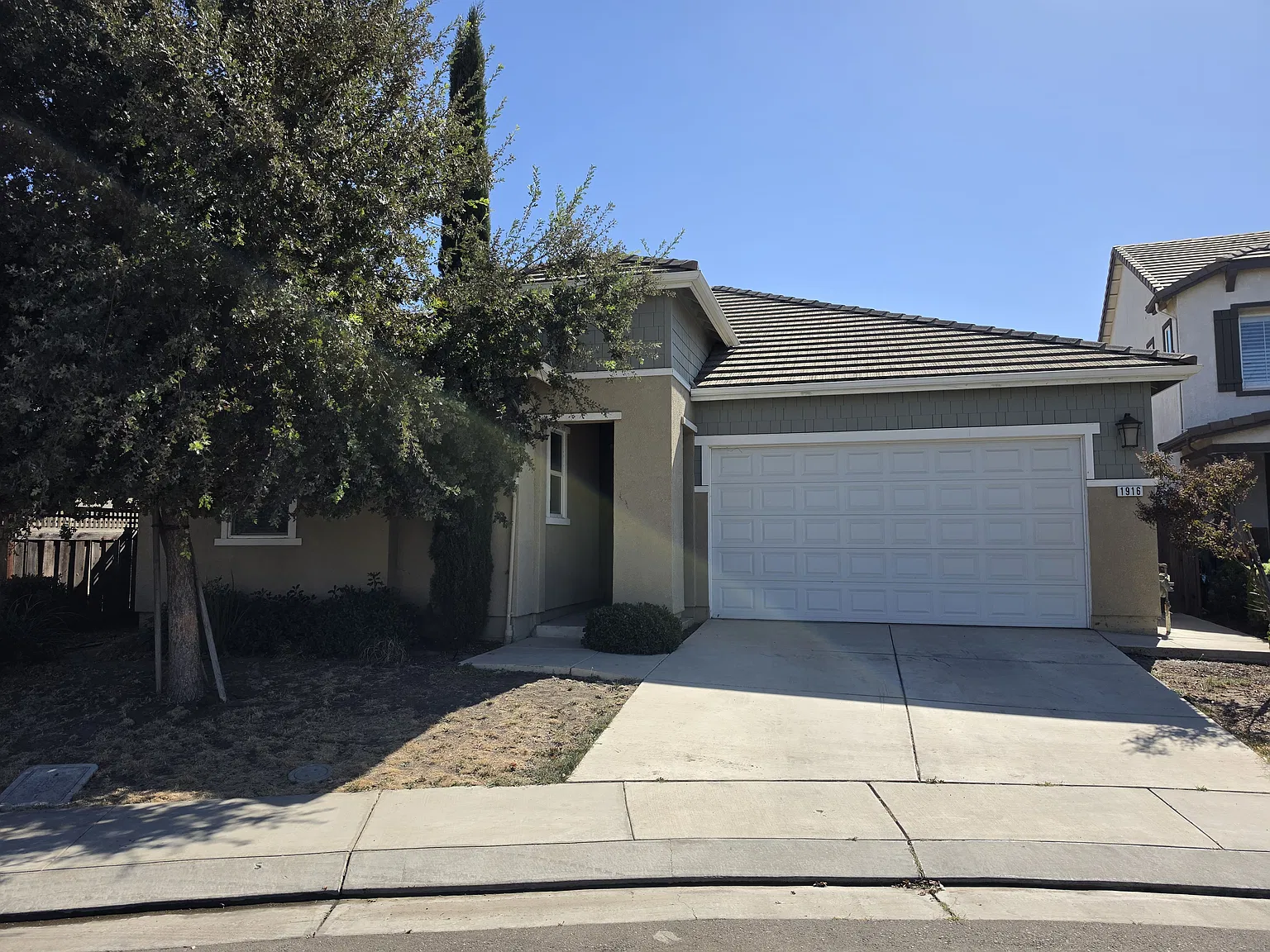 4 bed, 2500 sqft, $2,900 — Photo 1