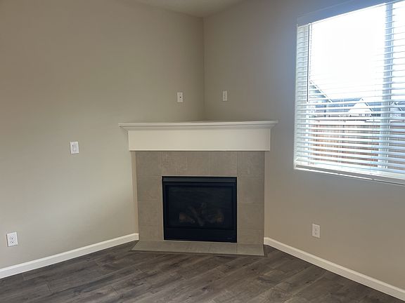 4th image of 184 Iris Ln N