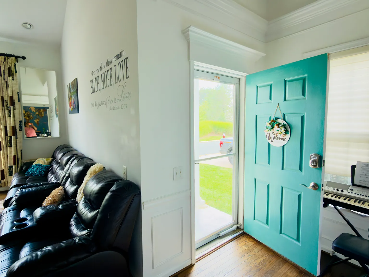 4 bed, 4.5 bath, 4000 sqft, $4,950 — Photo 2