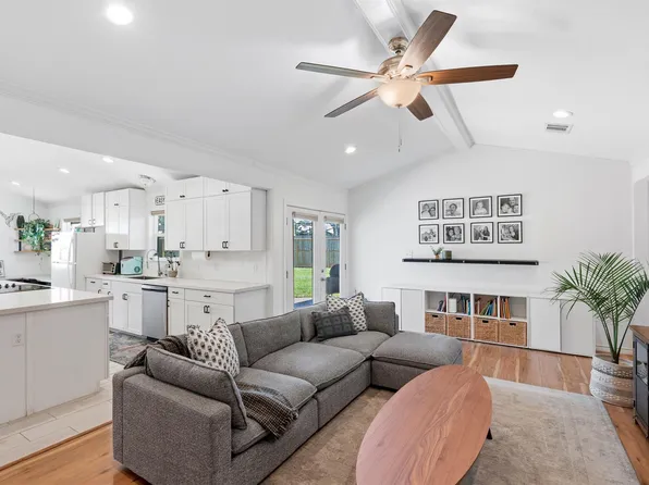 102 Enchanted Oaks Ct, Spring, TX 77388