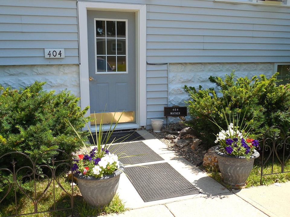 Main entrance to bldg.