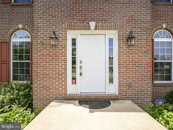 5th image of 104 Yarrow Ct