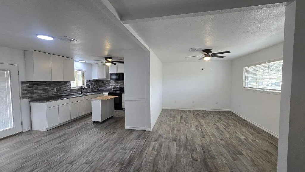 3 bed, 2.0 bath, 1276 sqft, $2,200 — Photo 3