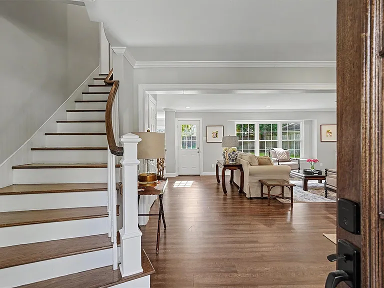 726 Thistlewood Dr — Photo 2