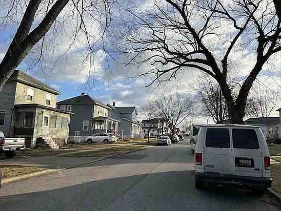 4th image of 209 3rd Ave
