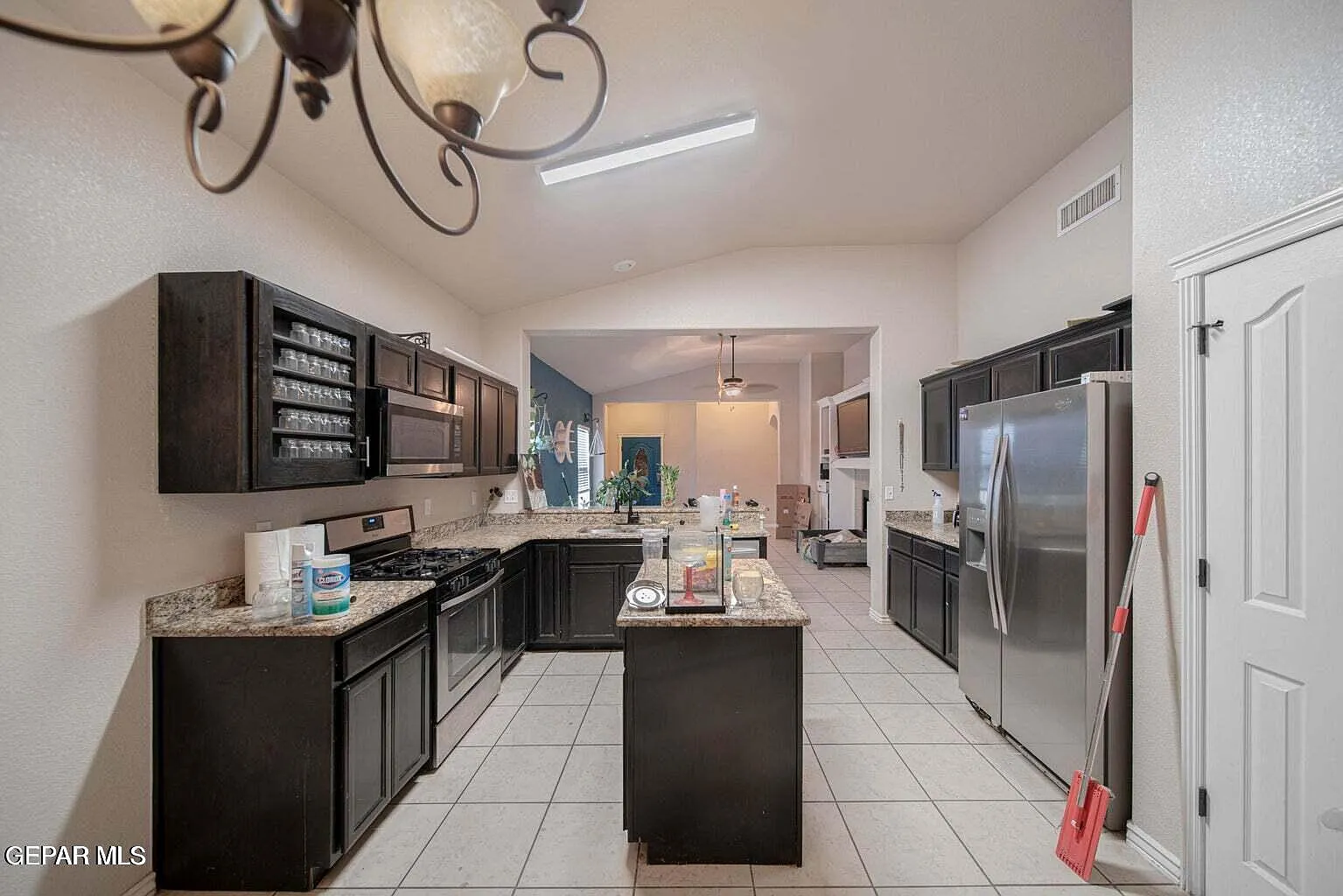 4 bed, 2.0 bath, 1657 sqft, $1,700 — Photo 4