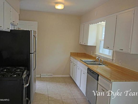 4th image of 1278 Brookmark St SE