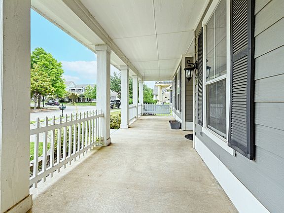 3rd image of 936 Foxgrove Ln