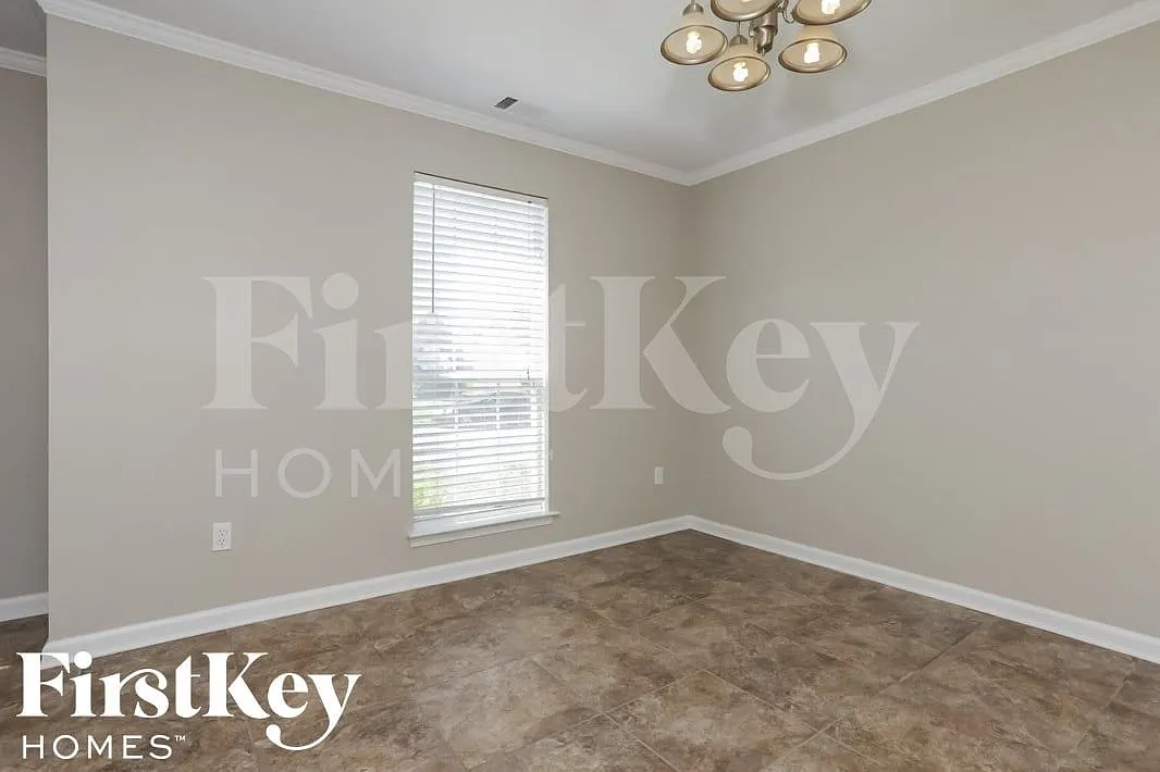 3 bed, 2.5 bath, 2319 sqft, $2,135 — Photo 3