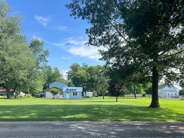 230-005 W Wayne St, Le Roy, IL 61752