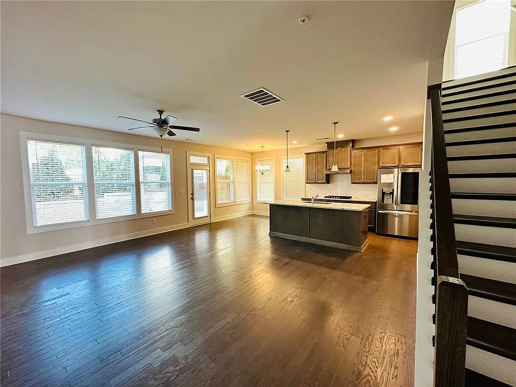 4 bed, 3.5 bath, 3050 sqft, $2,850 — Photo 3