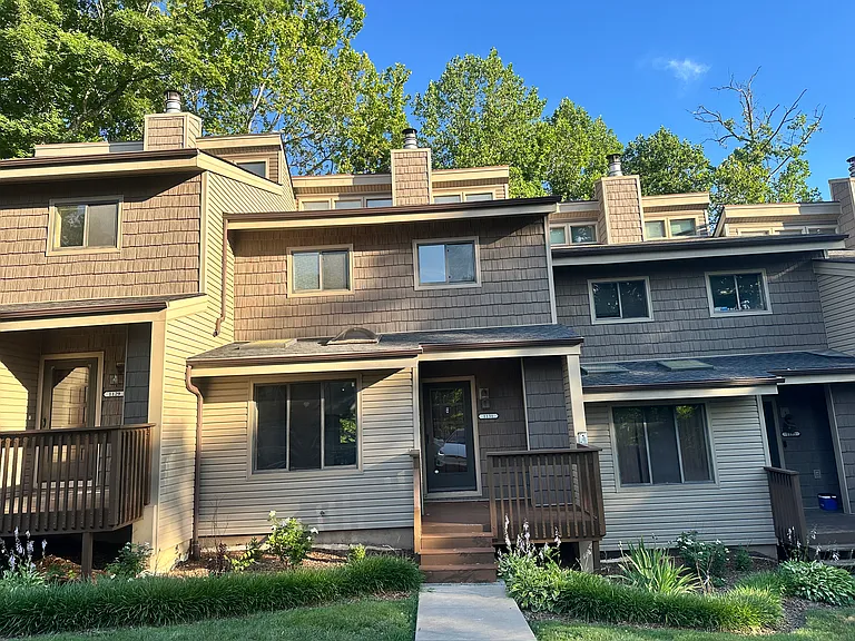 1131 Breckenridge Dr — Photo 2