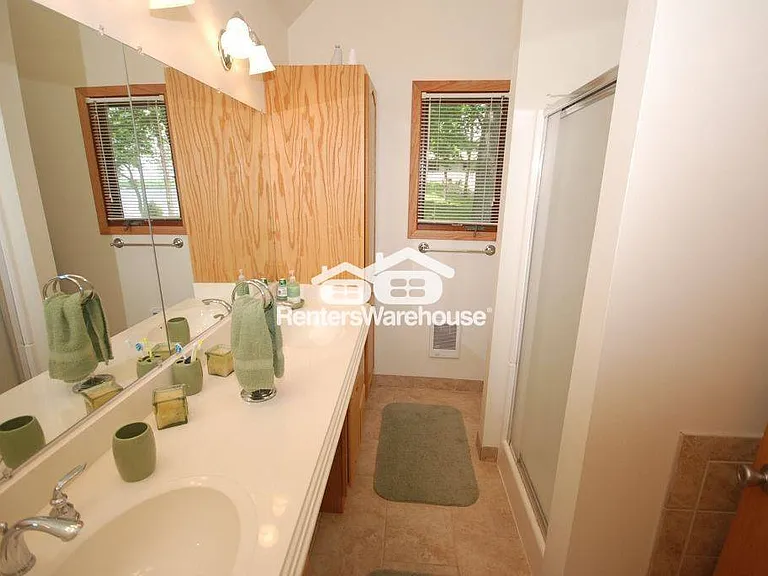 2310 N Lake Dr — Photo 13