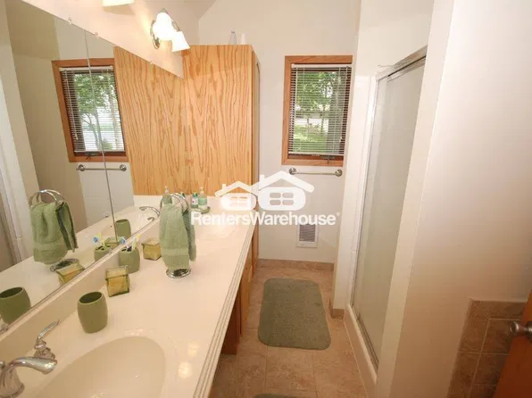 2310 N Lake Dr, Oconomowoc, WI 53066