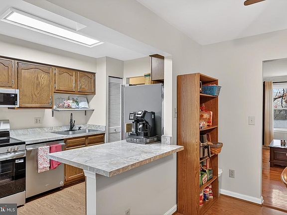 5th image of 410 Albany St