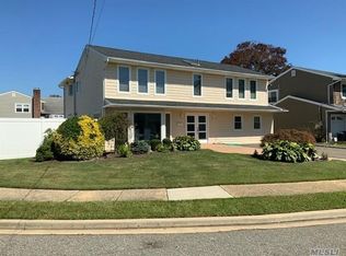3245 Gary Ln, Merrick, NY 11566