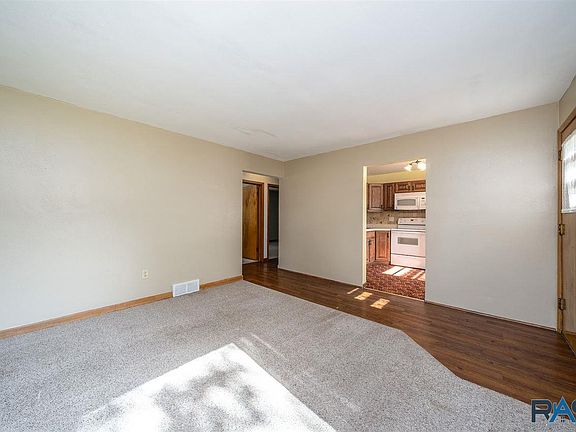 4th image of 933 S Sneve Ave