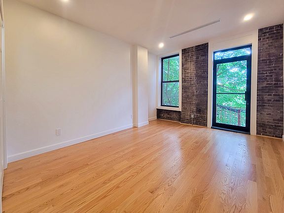 5th image of 12-15 Jackson Ave #1