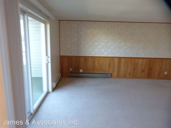 3rd image of 828 E 4th St APT 204