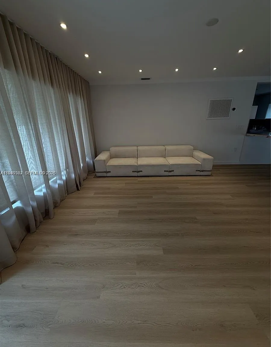 3 bed, 2.0 bath, 1700 sqft, $9,000 — Photo 4