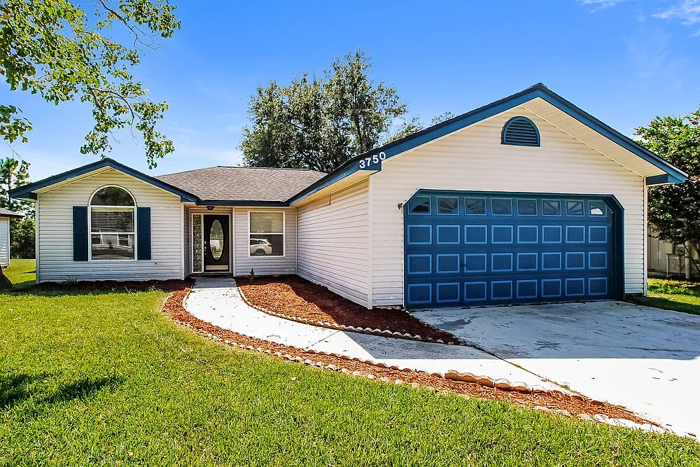 3 bed, 2.0 bath, 1425 sqft, $2,130 — Photo 1