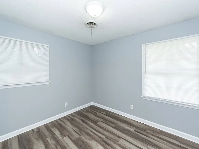 107 Greenhurst Ave — Photo 18