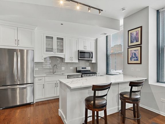 5th image of 208 W Washington St APT 1605