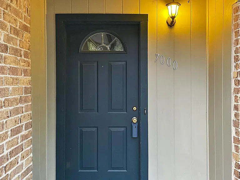 7000 Whispering Oaks Dr — Photo 3
