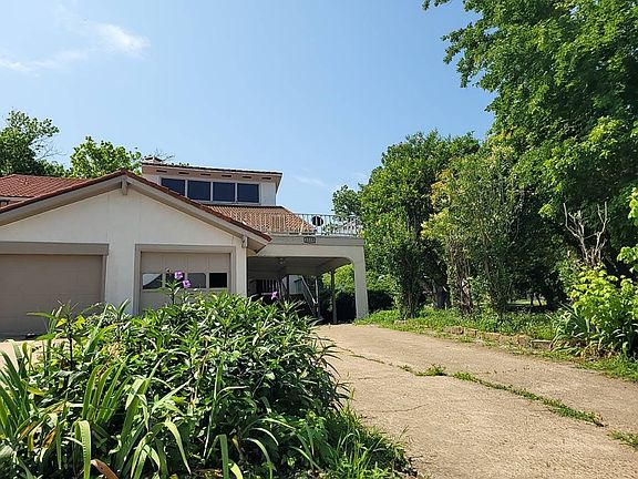 2nd image of 3119 Lakeside Dr