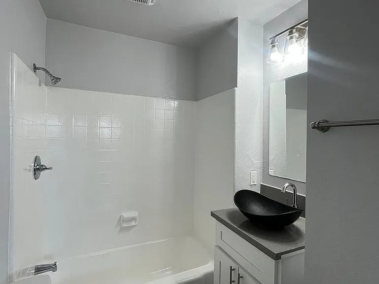 1334 W 93rd St — Photo 8