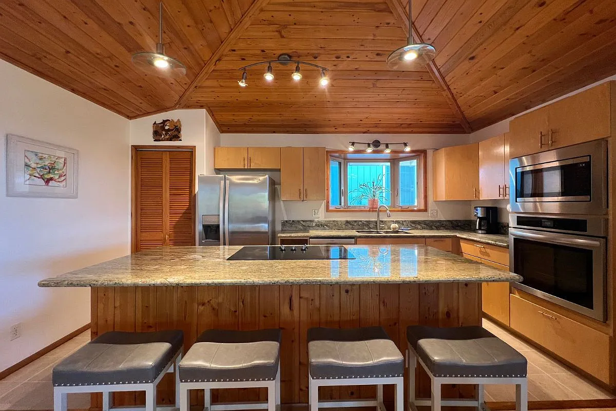 3 bed, 2.0 bath, 1345 sqft, $4,800 — Photo 1