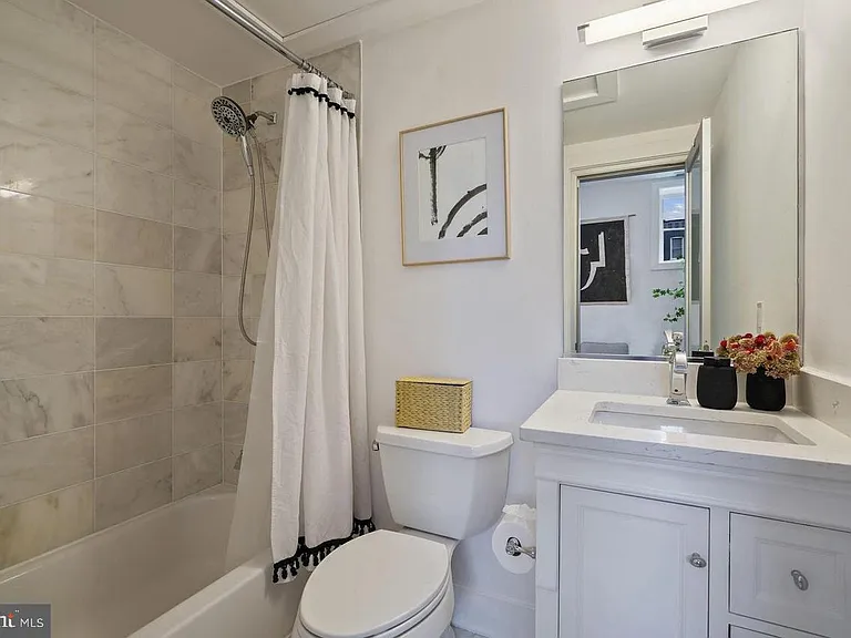1211 G St SE #1 — Photo 14