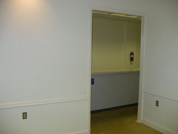 4th image of 568 W Main St