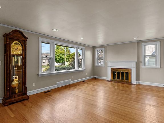 4th image of 135 Garden City Dr