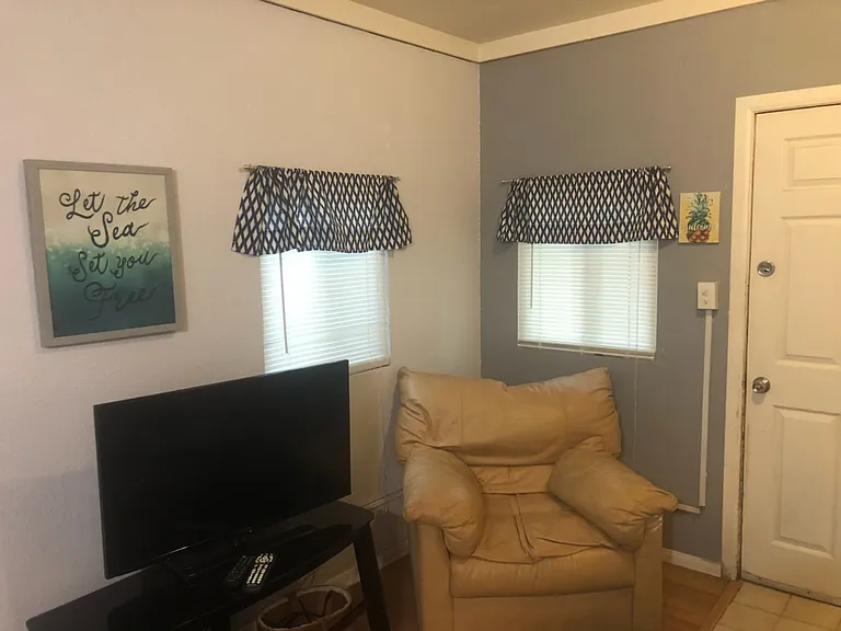 1942 Thomas Ave — Photo 10