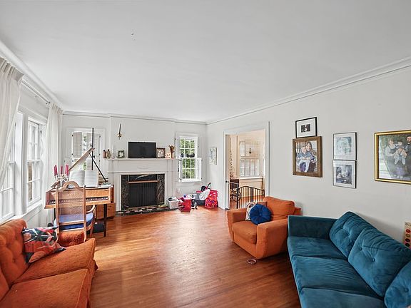 3rd image of 637 S Crea St
