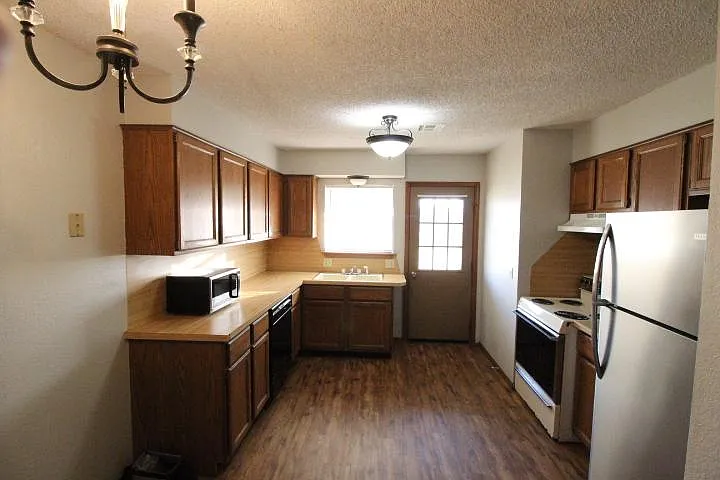 2 bed, 1000 sqft, $1,100 — Photo 4